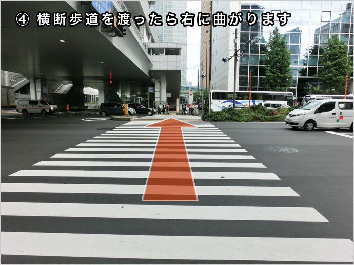 横断歩道を渡ったら右に曲がります